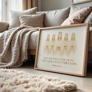 Peut inclure: Une impression encadr&eacute;e avec une illustration aquarelle de cinq femmes en robes blanches tenant des lampes &agrave; huile. Le texte sous l'illustration dit "BUT THE WISE TOOK OIL IN THEIR VESSELS WITH THEIR LAMPS. Matthew 25:4"