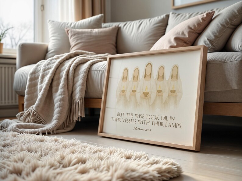 Peut inclure: Une impression encadr&eacute;e avec une illustration aquarelle de cinq femmes en robes blanches tenant des lampes &agrave; huile. Le texte sous l'illustration dit "BUT THE WISE TOOK OIL IN THEIR VESSELS WITH THEIR LAMPS. Matthew 25:4"