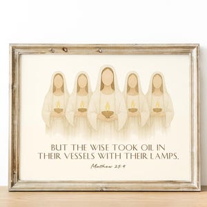 Peut inclure: Une impression encadr&eacute;e avec un fond beige repr&eacute;sentant un groupe de cinq femmes en robes blanches tenant des lampes &agrave; huile. Le texte "BUT THE WISE TOOK OIL IN THEIR VESSELS WITH THEIR LAMPS. Matthew 25.4" est imprim&eacute; sous les femmes.