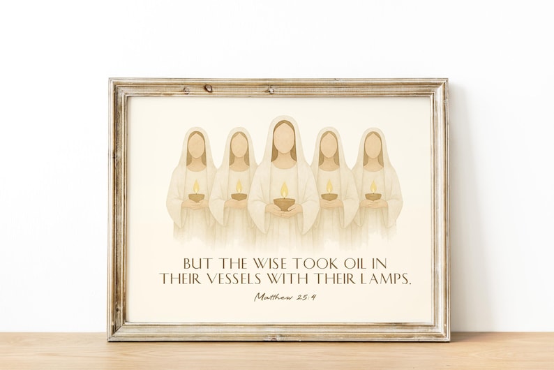 Peut inclure: Une impression encadr&eacute;e avec un fond beige repr&eacute;sentant un groupe de cinq femmes en robes blanches tenant des lampes &agrave; huile. Le texte "BUT THE WISE TOOK OIL IN THEIR VESSELS WITH THEIR LAMPS. Matthew 25.4" est imprim&eacute; sous les femmes.