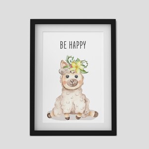 Puede incluir: Una ilustraci&oacute;n de acuarela de una linda llama con una corona de flores y el texto "BE HAPPY" arriba.