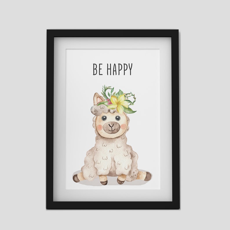 Puede incluir: Una ilustraci&oacute;n de acuarela de una linda llama con una corona de flores y el texto "BE HAPPY" arriba.