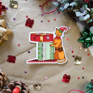 Sticker Chat lutin de noël et son arbre à chat emballé