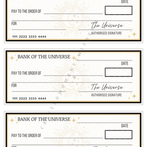 Op de afbeelding: Printbare geldmanifestatiecheques met een gouden en zwarte rand. Elke cheque heeft velden voor 'Te betalen aan de orde van', 'Voor' en 'Datum'. De cheques tonen de tekst 'Bank of the Universe' en een zon- en maanontwerp.