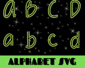 Könnte beinhalten: Buchstaben des Alphabets aus Strasssteinen A, B, C, D in Groß- und Kleinschreibung. Die Buchstaben bestehen aus grünen Strasssteinen auf schwarzem Hintergrund mit weißen Sternen.