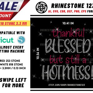 以下が含まれることがあります： Tシャツやその他の衣料品用のラインストーンデザイン。デザインは「Thankful Blessed but still a Hotmess!」と白のラインストーンで書かれており、ピンクのアクセントが付けられています。デザインの幅は10.41インチ、高さは10.56インチです。デザインはCricutやその他のカッティングマシンと互換性があります。