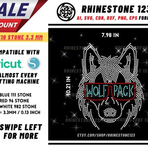 Könnte beinhalten: Ein schwarzes und weißes Wolfskopfdesign mit roten und blauen Sonnenbrillen, auf dem "Wolf Pack" in Strasssteinen steht. Das Design ist 7,98 Zoll breit und 10,21 Zoll hoch. Das Design ist kompatibel mit Cricut und anderen Schneidemaschinen. Das Design ist mit SS10-Steinen gefertigt, die 3,3 mm groß sind.