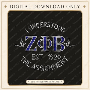 Può includere: Un design digitale in strass su sfondo nero con il testo I UNDERSTOOD ZΦB EST 1920 THE ASSIGNMENT. Le lettere ZΦB sono riempite con strass blu e trasparenti, mentre il testo circostante è composto da strass trasparenti.