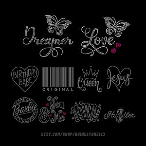 Könnte beinhalten: Ein Set mit 10 Strasssteinen zum Aufbügeln oder Thermotransfer. Die Designs beinhalten Schmetterlinge, Herzen, Kronen und Wörter wie "Dreamer", "Love", "Birthday Babe", "Original", "Queen", "Jesus", "Barbie", "You & Me", "Lovely" und "My Sister".