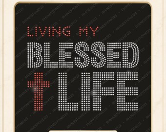 Pode incluir: Um design de modelo digital de strass em um fundo preto com o texto LIVING MY BLESSED LIFE. As palavras BLESSED LIFE estão em strass brancos, enquanto LIVING MY e um símbolo de cruz estão em strass vermelhos. Texto: SS10 RHINESTONE TEMPLATE.