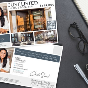 Op de afbeelding: Een vastgoedpostkaart met een foto van een vrouw en een huis. De tekst op de postkaart luidt "Just Listed in Boston, MA $ 599.000" en bevat de contactgegevens van de makelaar. De postkaart bevat ook een QR-code.