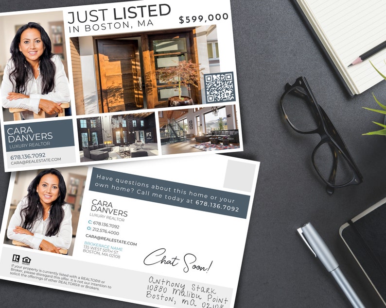 Op de afbeelding: Een vastgoedpostkaart met een foto van een vrouw en een huis. De tekst op de postkaart luidt "Just Listed in Boston, MA $ 599.000" en bevat de contactgegevens van de makelaar. De postkaart bevat ook een QR-code.