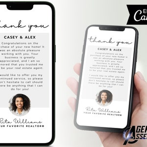 Puede incluir: Una tarjeta de agradecimiento para Casey & Alex de parte de su agente inmobiliario, Rita Williams. La tarjeta presenta una foto de Rita Williams y el texto "¡Felicidades por la compra de su nueva casa! Fue un placer absoluto trabajar con ustedes. Su negocio es muy apreciado, y estoy muy honrada de que hayan confiado en mí como su agente inmobiliario. Me gustaría ofrecerles mi servicio continuo, así que no duden en llamar si necesitan algo. ¡Estoy aquí para ayudarles!"