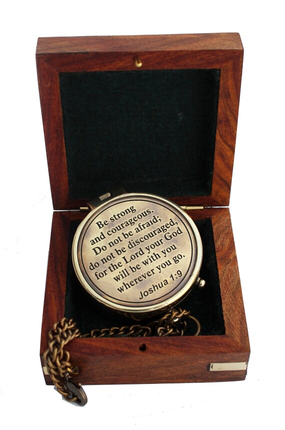 Messing-Kompass Mit Bibelvers Josua 1:9 – Funktionsfähiger Kompass Im Lederetui (ca. 5 Cm)