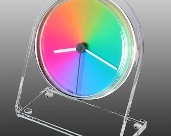 Petriplex gamma, orologio da tavolo e da mensola in acrilico realizzato da un artista, con una vibrante teoria dei colori CMYK, visualizzato intorno all'orologio in delicate tonalità pastello. Porta gioia.