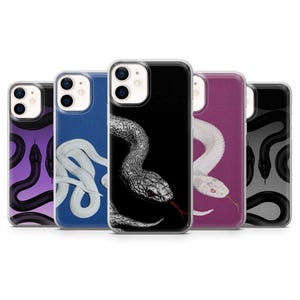 Puede incluir: Una colección de fundas para teléfonos con diseños de serpientes. Las fundas muestran varias ilustraciones de serpientes en colores como negro, blanco y morado. El arte de la serpiente se establece sobre fondos negros, azules y morados.