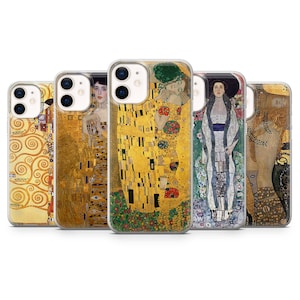 Könnte beinhalten: Satz von fünf Handyhüllen mit verschiedenen Gemälden von Gustav Klimt. Die Hüllen sind transparent und zeigen die Kunstwerke durch den Kunststoff. Die Gemälde umfassen "Der Kuss", "Judith und Holofernes", "Der Baum des Lebens" und "Porträt von Adele Bloch-Bauer I".