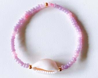 Filigranes Perlenarmband mit lila, rosa, Rocailles und einer Kauri Muschel in der Mitte/filigranes Armband/Muschelarmband/Geschenk