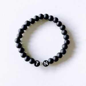 Filigranes Inintial Perlenarmband aus Mattglasperlen in schwarz mit zwei personalisierbaren Buchstabenperlen / Geschenk