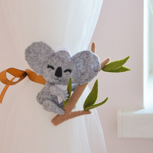 Rideau cravate dos avec koala sur eucalyptus Décor de pépinière nouveau-né Animaux australiens Décor de koala pour chambre de bébé Chambre de bébé tropicale