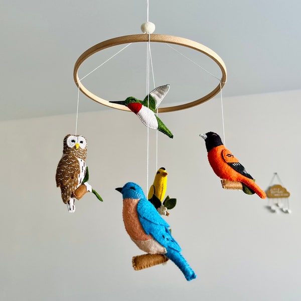 Mobile en feutre avec oiseaux américains Bluebird Forest décor de pépinière Pépinière bébé mobile Owl Blue Jay feutre oiseau Woodland Neutre cadeau de baby shower