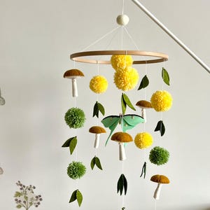 Mobilny domek dla ćmy Luna Moth: filcowe grzyby i dekoracje pomponowe