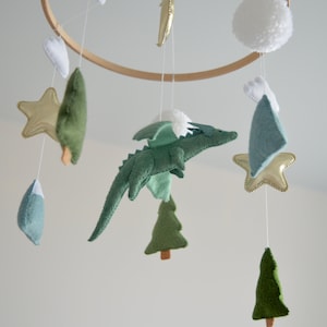 Fantasy mobile Nursery mobile Felt dragon Gender neutral Dragon mobile Baby shower gift Forest decor Woodland Majestic Hanging mobile Stars