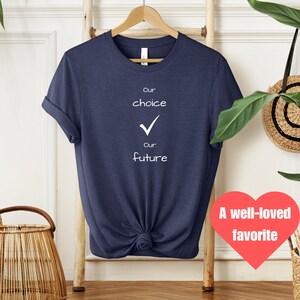 Use su camiseta unisex Blue Heather de sus valores, nuestra elección nuestra camisa futura para hombres y mujeres, camiseta para adultos para todas las ocasiones, ropa inspiradora