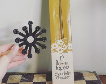 Portacandele MCM a forma di ragno nero in ghisa Dansk Design con 12 candele a forma di fiore mai usate in scatola