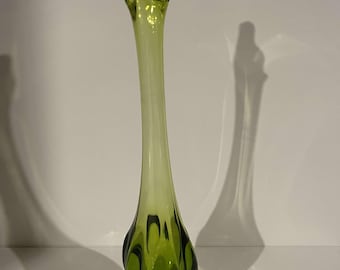 Jarrón de cristal vikingo verde con pedestal MCM (44 cm)