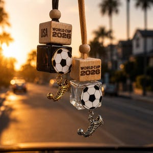 Puede incluir: Dos ambientadores colgantes para coche con bloques de madera grabados con el texto World Cup 2026. Un bloque es de madera clara con el texto USA, el otro es de madera clara. Ambos tienen emblemas de balón de fútbol, botas de fútbol y viales.