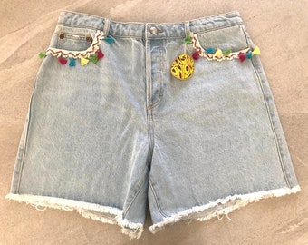 CLEARANCE DENIM DROP - Shorts 1 - Woodstock Hippie Upcycled Vintage-Inspired Denim 1960s 1970s Bordado a mano