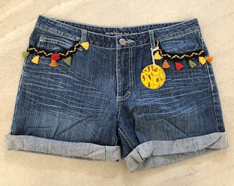 CLEARANCE DENIM DROP - Shorts 2 - Woodstock Hippie Upcycled Levi's Vintage-Inspired Denim 1960s 1970s Bordado a mano
