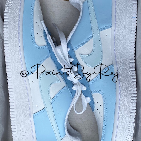 Nike Air Force 1 X Sky Blue, Baby Blue Color Block Design - (Air Jordan 1), kundenspezifische Turnschuhe. Personalisieren Sie nach Ihren eigenen Farben