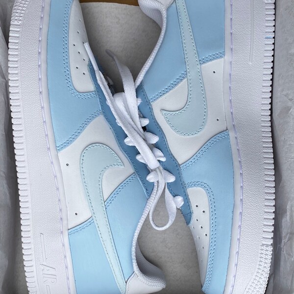 Nike Air Force 1 X Sky Blau, Baby Blau Color Block Design - (Air Jordan 1), Custom Sneakers. Personalisieren Sie Ihre eigenen Farben