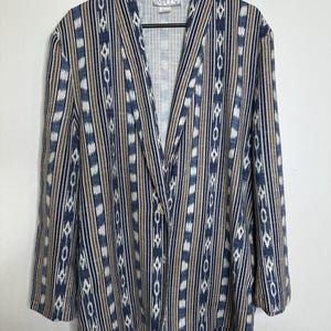 Peut inclure: Blazer à motifs avec un col en V. La veste présente des rayures verticales bleues, marron et blanches. Le mot "IMPULSE" est visible sur l'étiquette. Le blazer a une fermeture à un seul bouton et des manches longues.