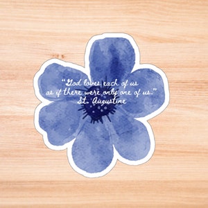 Op de afbeelding: Een blauwe aquarel bloemsticker met een witte rand. De sticker bevat een citaat van St. Augustinus: "God houdt van ieder van ons alsof er maar één van ons was."