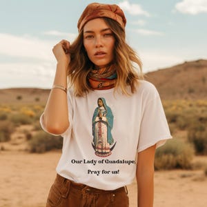 Camiseta unisex Gildan Softstyle de Nuestra Señora de Guadalupe, camiseta con gráfico católico, camiseta de la Virgen María, camiseta de cuello redondo de algodón, tallas S-3XL