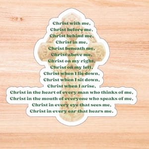 Könnte beinhalten: Ein beiges Kreuz mit einem keltischen Knotendesign und grünem Text, der lautet: "Christus mit mir, Christus vor mir, Christus hinter mir, Christus in mir, Christus unter mir, Christus über mir, Christus zu meiner Rechten, Christus zu meiner Linken, Christus, wenn ich mich hinlege, Christus, wenn ich mich setze, Christus, wenn ich aufstehe, Christus im Herzen jedes Menschen, der an mich denkt, Christus im Munde jedes Menschen, der von mir spricht, Christus in jedem Auge, das mich sieht, Christus in jedem Ohr, das mich hört."