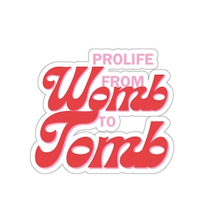 Könnte beinhalten: Ein roter und rosa Aufkleber mit dem Text "Prolife From Womb To Tomb" in einer Retro-Schrift.