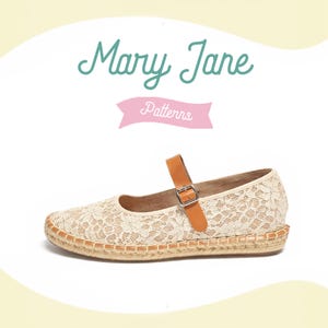 Op de afbeelding: Een beige Mary Jane ballerina met kant, een bruin leren bandje en een gespsluiting. De zool is afgewerkt met geweven jute. De tekst "Mary Jane Patterns" staat boven de schoen.