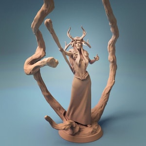 D&D Miniature - Female Druid