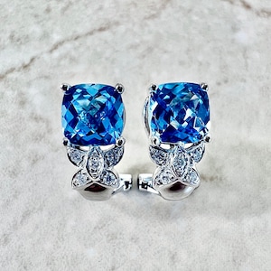 14K Diamant & Schweizer Blautopas Ohrringe - 14K Weißgold Huggie Ohrringe - November Dezember Geburtsstein Ohrringe - Geburtstagsgeschenk für sie