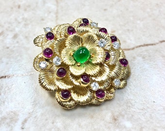 Importante broche vintage de jadeíta y rubí de 18 quilates de Carvin French. Broche de jadeíta en oro amarillo de 18 quilates. Joyería de jadeíta. Broche de flor.