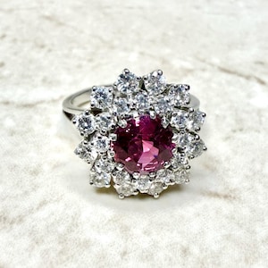 Anel de platina fina com diamante e rubi tailandês não tratado - Anel de platina com halo de rubi - Anel de noivado com rubi - Anel de casamento com rubi - Anel de coquetel com rubi