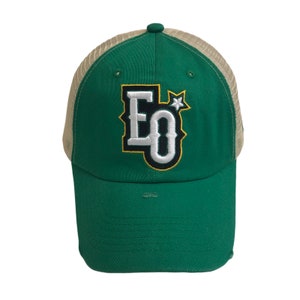 Puede incluir: Gorra de béisbol verde y blanca con una parte trasera de malla y un "EO" bordado en blanco con una estrella sobre la "O".