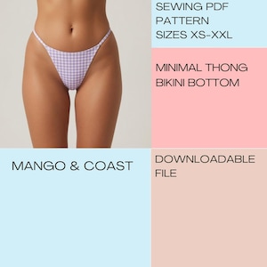 Może przedstawiać: Dół od bikini typu stringi w jasnofioletowo-białą kratkę vichy. Tekst na obrazku brzmi: SEWING PDF PATTERN SIZES XS-XXL, MINIMAL THONG BIKINI BOTTOM, MANGO & COAST, DOWNLOADABLE FILE. Jest to cyfrowy wykroj krawiecki do pobrania.