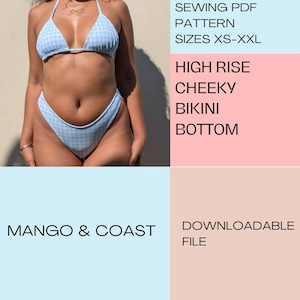 Op de afbeelding: Lichtblauwe en witte gingham bikini set. De top is een driehoekmodel met halterbandjes. De high-rise, cheeky bikinibroek maakt de set compleet. De afbeelding bevat ook de tekst "SEWING PDF PATTERN SIZES XS-XXL" en "MANGO & COAST".