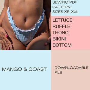 Może przedstawiać: Jasnoniebiesko-białe majtki od bikini typu stringi w kratkę z falbankami z sałaty. Obraz zawiera tekst „SEWING PDF PATTERN SIZES XS-XXL” i „LETTUCE RUFFLE THONG BIKINI BOTTOM”. Widoczna jest również nazwa marki „MANGO & COAST”.