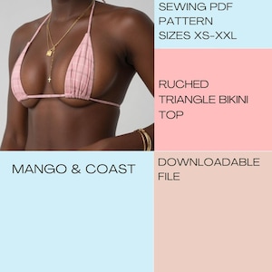 Puede incluir: Un top de bikini triangular fruncido con estampado de cuadros rosa. El texto en la imagen dice: SEWING PDF PATTERN SIZES XS-XXL, RUCHED TRIANGLE BIKINI TOP, MANGO & COAST, DOWNLOADABLE FILE. El top presenta tirantes finos y forma triangular.